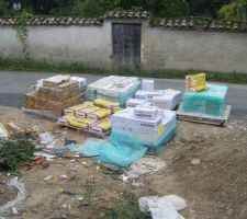 Arriv&eacute;e des 3 tonnes de carrelage...