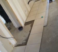 D&eacute;but de la pose du carrelage