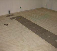 Avant de commencer,j'ai pos&eacute; &agrave; blanc les carreaux du seuil de la porte jusqu'au mur afin de voir comment &ccedil;a tombait.Puis le dernier rang contre le mur (coupes) fait office de rep&egrave;re pour le depart.