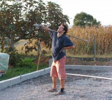 On voit une magnifique motivation de mon camarade Vincent en train d'étaler les cailloux du terre plein... Cailloux que l'on a mis dans le terre plein à la brouette bien sûr... Pour la beauté du geste ^_^
