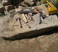 "Petite pierre" de seuil de l'ancienne porte arri&egrave;re