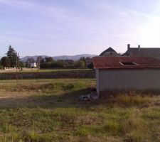 Vue direction sud: les Pyr&eacute;n&eacute;es et le cabanon qui a &eacute;t&eacute; d&eacute;truit.
Il a &eacute;t&eacute; remplacer par un IPN sur la largeur de la buse (140cm) supportant deux plaques en acier articul&eacute;es au niveau de cet IPN.
Le puits fait 8.50m de profondeur, il y avait deux pompes qui tournaient pour alimenter la tannerie de Lamarque...