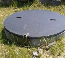 Le "nouveau puits" s&eacute;curis&eacute; qui a remplac&eacute; le cabanon d&egrave;s 2006. Le niveau d'eau n'est descendu qu'une fois &agrave; -4m de la surface.
Une pompe immerg&eacute;e a &eacute;t&eacute; install&eacute;e, &eacute;quip&eacute;e d'une "chaussette" comme on dit. Elle a permit de remplir, pour lester provisoirement, les deux cuves de r&eacute;cup&eacute;ration d'eau de pluie de 4m3 qui on &eacute;t&eacute; pos&eacute;es sur le terrain.