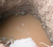 Quand je vous dit que l'eau n'est pas loin.
D&eacute;but de installation du puits canadien, environ 2.50m, points le plus bas.