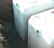 D&eacute;tail couche en cailloux roul&eacute;s du gave, dispos&eacute;s &eacute;galement tout autour des deux cuves jusqu'au joint. Bougerons pas, c'est moi qui vous le dit ! Elles sont reli&eacute;es par un raccord sp&eacute;cial souple. Une cuve est &eacute;quip&eacute;e d'un panier filtrant et de la sortie "trop-plein"
Fabrication "La Nive"