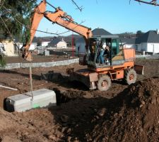 Pose d'une cuve.
Entreprise Lantin TP, qui a r&eacute;alis&eacute; &eacute;galement le talus sud en cailloux du Pibeste.