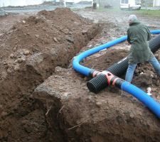 Ma pomme en train de pr&eacute;parer le regard et la gaine du puits canadien. on voit que la tranch&eacute;e s?effondre en partie. Le temps n'&eacute;tait pas de la partie et plut&ocirc;t que de faire des co....ries tout a &eacute;t&eacute; stopp&eacute; et la tranch&eacute; rebouch&eacute;e...pas de veine. Mais heureusement car le premier projet a &eacute;t&eacute; abandonn&eacute; et donc le puits aurait &eacute;t&eacute; inutilisable avec le nouveau.