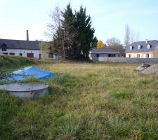 Vue vers la direction nord-ouest. on voie la gaine stock&eacute;e sous une b&acirc;che pendant un ans. elle n'a pas souffert des UV.