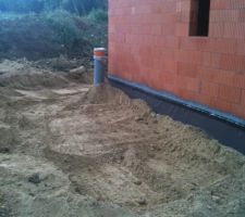 Remblais terminé sur la face nord et l'arrière de la maison