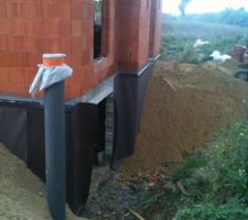 Remblais avec du sable sur la face avant de la maison. ils vont surement devoir décaisser car ils ont oublié de nettoyer le drain en sortie du VS et de le raccorder au drain périphérique.... Rattrapage en cours de réflexion...