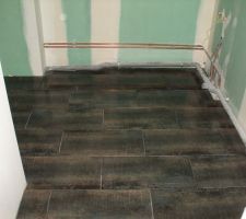 Le carrelage de la salle de bain nettoy&eacute; des traces de colle.