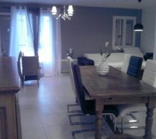 Le coin salle à manger face à l'entrée de la maison