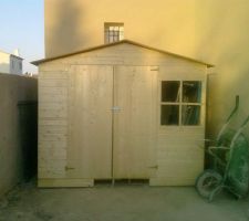 Installation d'un petit chalet dans le fond du jardin pour ranger tout l'outillage et les vélos