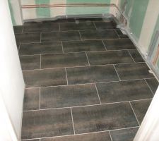 Le joint de la salle de bain est termin&eacute; (Weber Flex blanc).