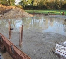 Attente de la deuxième toupie beton pour finir le coulage