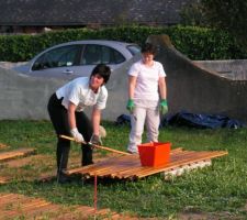 Voilà les filles (ma soeur à gauche, ma femme à droite) qui mettent l'huile de lin sur les tasseaux qui iront dans la dalle... Histoire qu'ils ne gonflent pas d'eaux...