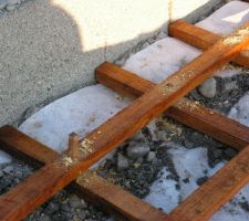 On finit rapidement les fixations des tasseaux, avec à chaque croisement une cheville pour transmettre le cisaillement...