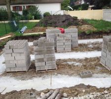 Fondations coul&eacute;es depuis le 17/10/2012.Semaine 43 Lundi ou Mardi est pr&eacute;vu de commencer &agrave; monter le vide sanitaire.Semaine 44 est pr&eacute;vu la chape ...Courant novembre nous devrions etres Hors eau et Courant d&eacute;cembre hors eau Hors air.Tout d&eacute;pendra des intemp&eacute;ries et des impr&eacute;vues biensur ...