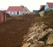 L'arrière de la maison avec le mur d'enrochement