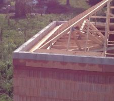 Mise en place de l'acrotère avec un décalage de 2 cm de la brique vers extérieur