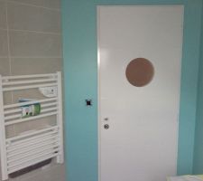 Sdb du fiston avec sa porte hublot