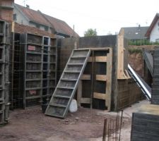 Coffrage des murs de la cave, prêt à être coulé