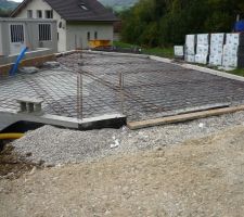 Vue entrée du garage avec mur en contact avec la maison et isolation pour rupture de pont thermique