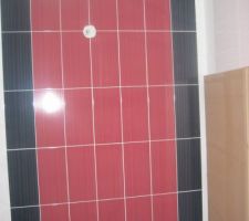 Derri&egrave;re le meuble de salle de bain