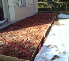 Préparation de la terrase terminé,avec passage gaine rouge pour le jus du futur abri de jardin