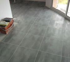 Pose du carrelage salon