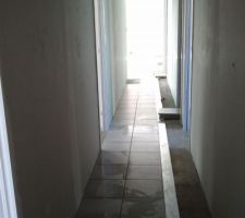 Début du carrelage, pose droite.