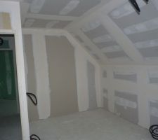 Partie dressing de notre chambre