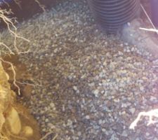 Début du remblayage du regard, la gaine est a 1.80 du sol, pas pu faire mieux avec cette pelleteuse - et en plus elle a déchenillée...L'angle en haut a été un peut "adouci". On voit sur la droite le drain du trop plein des cuves à eau de pluie, auquel je raccorderais la vidange de la pompe -et oui encore une - d'aspiration des condensats de la gaine Hegler.