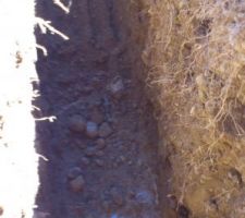 L' eau présente dans la tranchée provient du sectionnement de l' ancienne adduction d'eau qui allait du puits artésien à la tannerie.Une centaine de litres mais cela a quand même miné le fond de la tranchée. Il a été très dur de remonter l' éboulis sans en faire tomber plus.