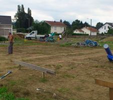 D&eacute;but de l?implantation des fondations. Le ma&ccedil;on n'avait pas les plans et au bureau, ils allaient lui donner ceux du permis du 11/2011...J'en ai tir&eacute; un &eacute;ni&egrave;me exemplaire pour lui donner.