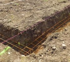 Installation des "ferrailles". la boucle de fond de fouille &eacute;tant &agrave; ma charge puisque je vais faire &eacute;galement l?&eacute;lectricien (mais je n'y suis pas encore) j'ai du la poser: 25m de cablette et 3 piquets de terre. Pas facile avec les fer en place mais bon, faut s'y faire....