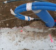 1er binz, la maison est décalé de 80cm vers le sud et j'ai donc la gaine du puits qui tombe au milieu de la porte de la buanderie. deux solution: raccourcir tout çà de 40 cm ou la rallonger (j'ai de la marge)d'autant voir un peut plus ? bon , j'ai récupérer tout le fourbis à -80cm et tout rallongé. Je mettrais les nourrices au garage, tout compte fait cela m'arrange - sinon je devais faire passer mes tuyaux en PER dans la chape et sous le poêle à bois...
