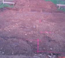 Implantation des coffrages, pour le coulage des semelles de fondation.