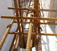 Centure en béton armé sur le dernier rang d'ytong. Liaison avec un poteau.