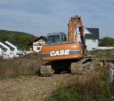 Engin utilisé pour le terrassement autour de la maison.
