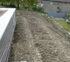 Terrassement partiel pour combler le vide autour de la maison. Vue de la terrasse.