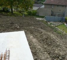 Terrassement partiel pour combler le vide autour de la maison. Vue de l'agle arrière du terrain.