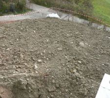 Terrassement partiel pour combler le vide autour de la maison. Angle avant du terrain coté garages.