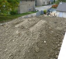 Terrassement partiel pour combler le vide autour de la maison. Coté gauche du terrain le long des garages.