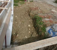Terassement partiel pour combler le vide autour de la maison. Restera encore à creuser pour la création de la pente vers les garages.