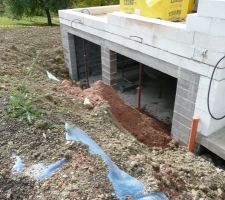 Terassement partiel pour combler le vide autour de la maison. Vue devant les garages, il va falloir encore descendre d'environ 1m20.