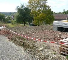 Terassement partiel pour combler le vide autour de la maison.