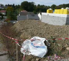 Terrassement partiel pour combler le vide autour de la maison. Vue du coté du terrain.
