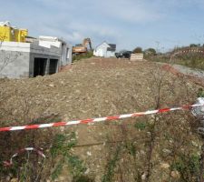 Terrassement partiel pour combler le vide autour de la maison. Vue de l'avant du terrain.