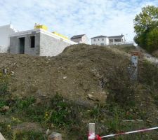 Terrassement partiel pour combler le vide autour de la maison. Vu du coin arrière du terrain.